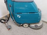 une machine bleue posée sur le sol