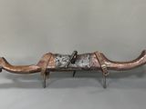 une sculpture représentant un chameau avec une selle sur le dos