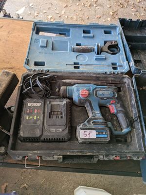 une boîte à outils avec des outils posés sur une table