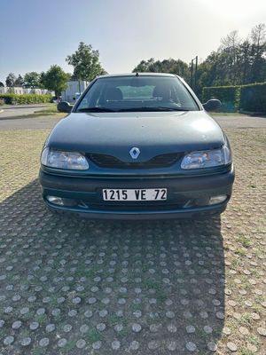 la photo d'une voiture bleue garée dans un parking