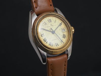 gros plan d'une montre-bracelet avec des chiffres romains