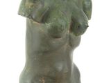 sculpture représentant un torse féminin sur fond blanc, avec un fond blanc