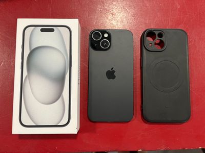 Un iPhone d'Apple est posé sur une boîte rouge
