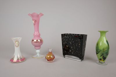 trois vases et un petit vase sur la table