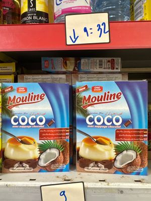 trois cartons d'eau de coco Moulinine sur l'étagère