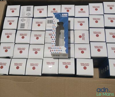 de nombreuses boîtes contenant des appareils électroniques, rangées dans un carton