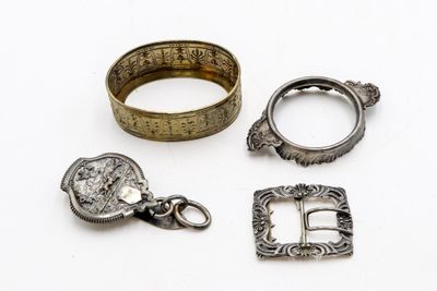 trois bagues en argent et une bague en argent munie d'un fermoir en argent