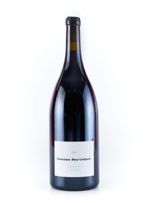 une bouteille de vin posée sur une table