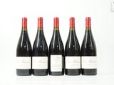 six bouteilles de vin sont alignées sur une surface blanche