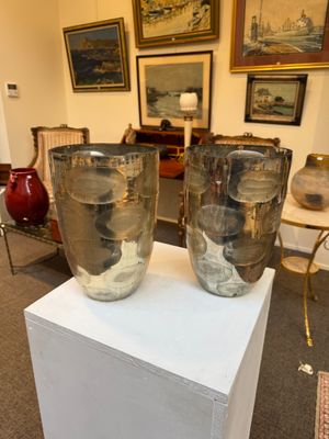 Paire de vases en verre églomisé et argenté à décor gravé de…