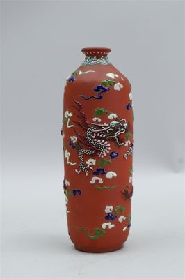 Vase en forme de bouteille de Yixing décoré de dragons. Chin…