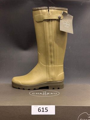 une paire de bottes de pluie jaunes exposée dans un magasin