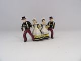 trois figurines représentant des personnes vêtues de costumes traditionnels