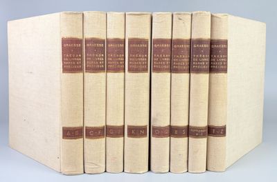six livres alignés sur une surface blanche avec un fond gris