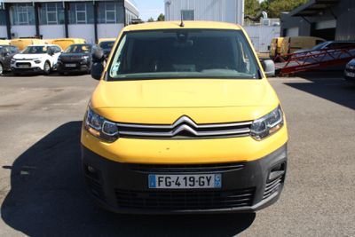 une camionnette jaune garée dans un parking