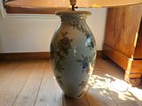 une lampe posée sur un parquet