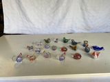 une table sur laquelle sont posés plusieurs objets en verre