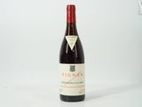 une bouteille de vin posée sur une table