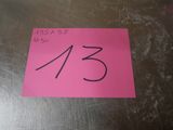 un autocollant rose sur lequel figure le chiffre 13