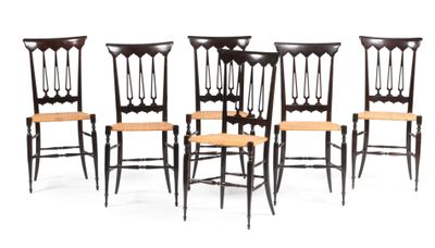un lot de quatre chaises noires avec assise et dossier en bois