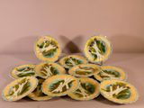une pile d'assiettes jaunes et bleues ornées de fleurs