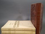 deux livres sont empilés sur une table