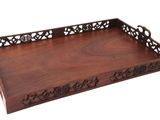 un plateau en bois orné d'un motif décoratif
