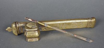 un vieux tuyau en laiton muni d'un manche en bois et d'une brosse