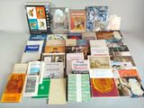 beaucoup de livres sur la table
