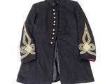 un manteau militaire noir orné de galons et de boutons dorés sur fond blanc