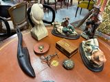 une table sur laquelle se trouvent de nombreux objets