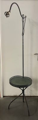 une lampe qui se trouve sur un support dans une pièce