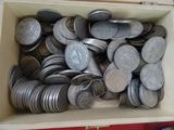 une boîte remplie de pièces d'argent posée sur une table