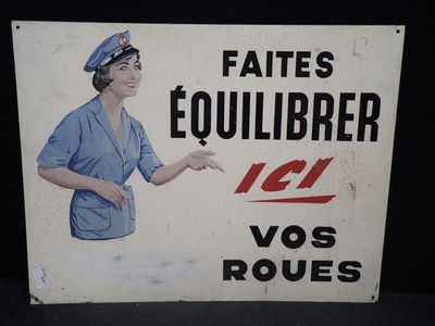 un panneau sur lequel figure l'image d'une femme en uniforme pointant quelque chose du doigt
