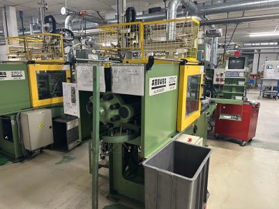 une machine qui se trouve au milieu d'une usine