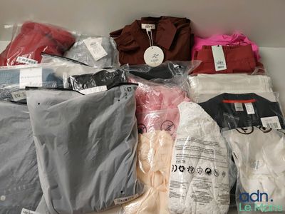 beaucoup de vêtements qui restent sur une étagère
