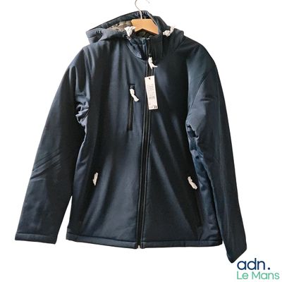 veste noire à capuche et fermetures éclair, suspendue à un cintre sur fond blanc