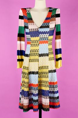 une robe multicolore sur un mannequin, un mannequin, un mannequin, un mannequin, un mannequin, un mannequin, un mannequin, un mannequin, un mannequin, un mannequin, un mannequin, un mannequin, un mannequin, un mannequin, un mannequin, un mannequin, un mannequin, un mannequin, un mannequin, un mannequin, un mannequin, un mannequin, un mannequin, un mannequin, un mannequin, un mannequin, un mannequin, un mannequin, un mannequin, un mannequin, un mannequin, un mannequin, un mannequin, un manne