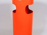 une table orange avec un plateau noir sur fond blanc