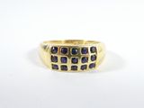 une image représentant une bague en or sertie de pierres bleues