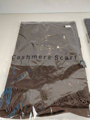 un sac de foulards en cachemire et un sac de foulards en cachemire