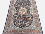un tapis bleu et rouge à motifs de médaillons