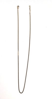 Collier plaqué argent avec une longue chaîne sur fond blanc