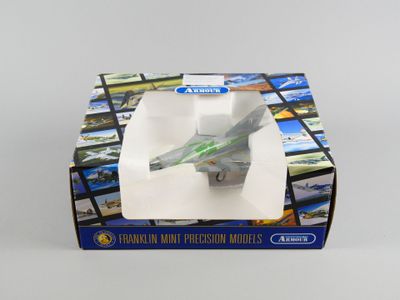 une boîte contenant une maquette d'avion de chasse
