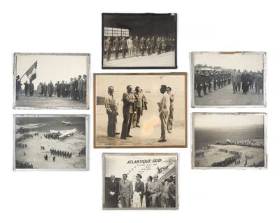 plusieurs vieilles photos en noir et blanc montrant des militaires debout devant une foule