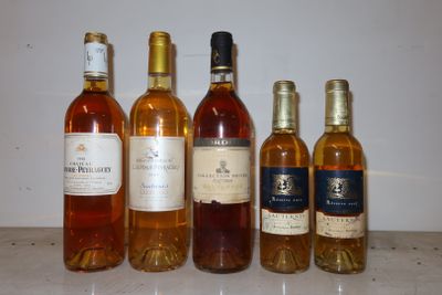 plusieurs bouteilles de vin sont alignées sur un comptoir