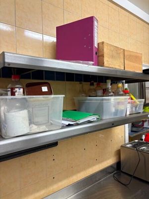 une femme dans une cuisine en train de préparer un repas sur la cuisinière