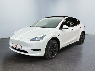 La Tesla Model X blanche est garée dans une pièce blanche.