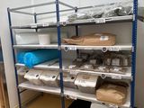 une étagère contenant de nombreux objets dans une pièce