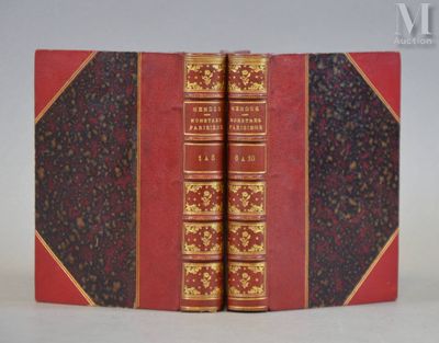 deux livres à la couverture rouge et aux bords dorés posés sur une surface blanche